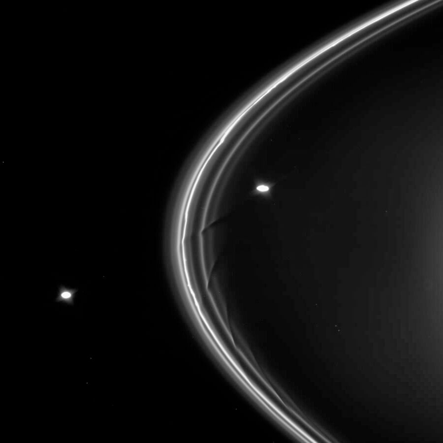 【▲図2: 土星のF環付近を公転する羊飼い衛星のプロメテウス (環の内側) とパンドラ (環の外側) 。プロメテウスの重力でF環が影響を受けていることがわかります。 (Image Credit: NASA, JPL & Space Science Institute) 】