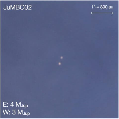 【▲図2: ジェイムズ・ウェッブ宇宙望遠鏡で観測されたJuMBOの一例 (JuMBO 32) 。見た目には連星であるように見え、木星の数倍程度の質量を持つことが示唆されていますが、実際に連星であるかどうかは決定的ではありませんでした。 (Image Credit: Samuel G Pearson & Mark J McCaughrean, arXiv (2023) 図3よりトリミング) 】