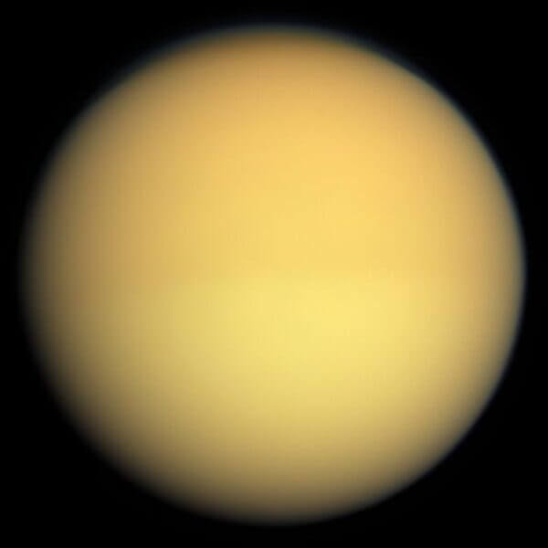 【▲図2: タイタンの表面は分厚い大気で覆われ、地表が見えません。この、視界を妨げる黄色っぽいモヤは、高分子の有機化合物で構成されています。 (Image Credit: NASA, JPL & Space Science Institute) 】