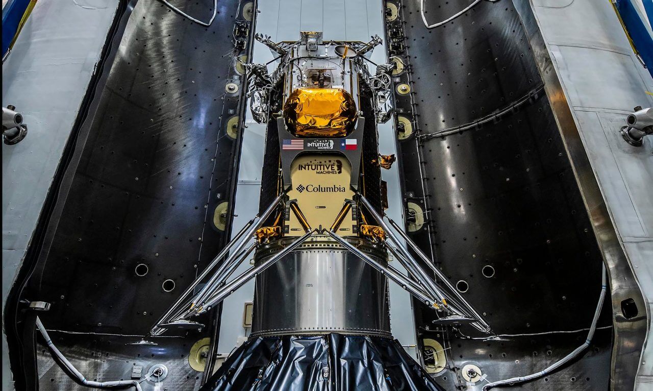 【▲ファルコン9ロケットのフェアリングに格納される月着陸船「Nova-C」（Credit: Intuitive Machines/SpaceX）】