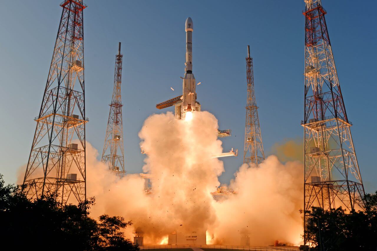 【▲ サティシュ・ダワン宇宙センターから打ち上げられたGSLVロケット（Credit: ISRO）】