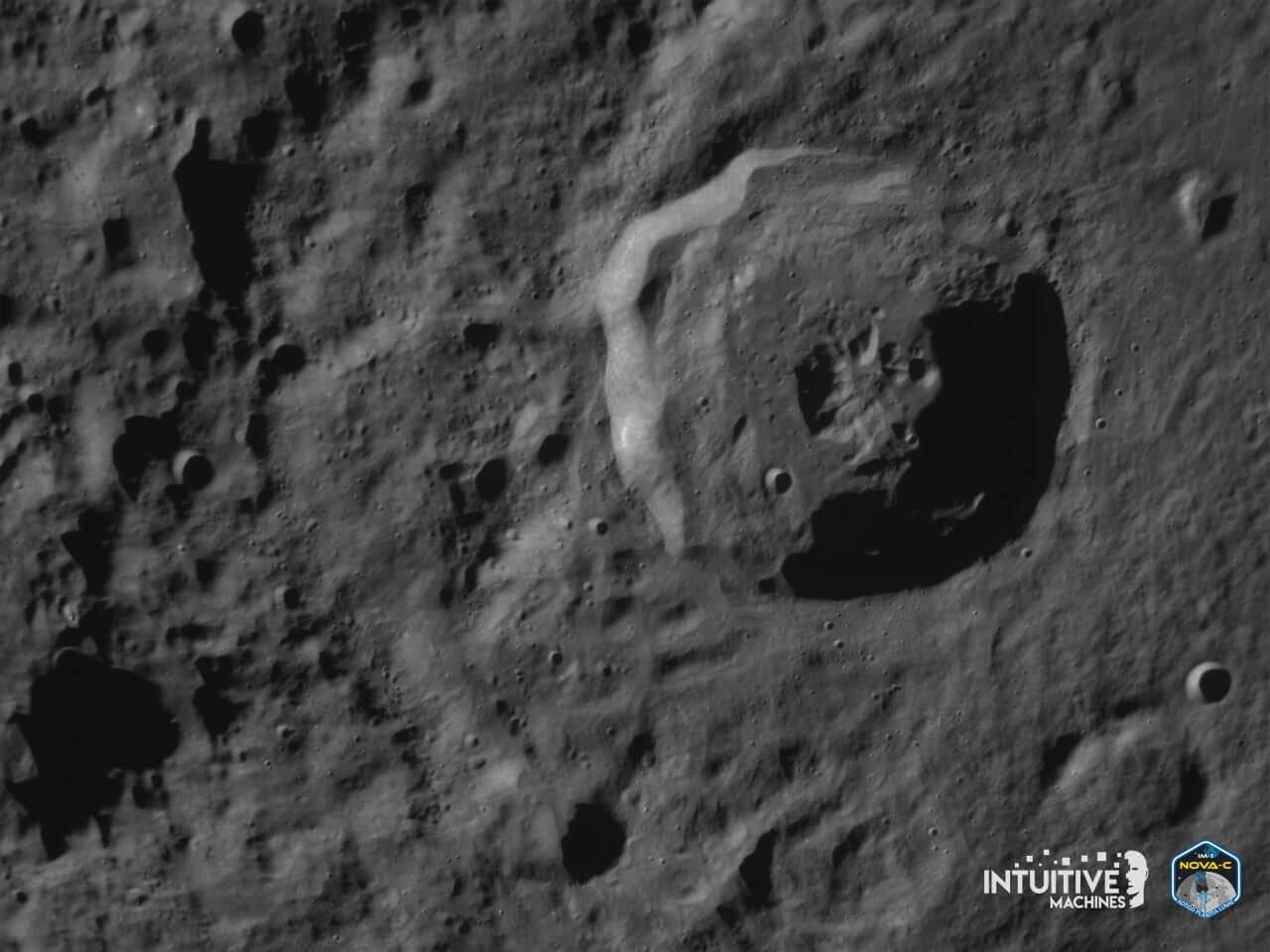 【▲ インテュイティブ・マシーンズの月着陸船「Nova-C」のカメラで撮影された、月のフンボルト海近くにあるベルコビッチK・クレーター（Bel'kovich K、直径約47km）（Credit: Intuitive Machines）】