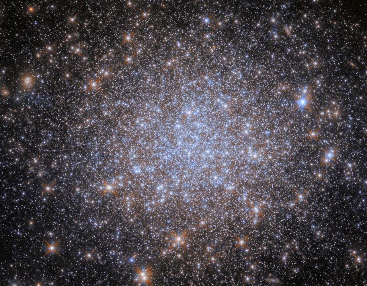 【▲ ハッブル宇宙望遠鏡の「掃天観測用高性能カメラ（ACS）」と「広視野カメラ3（WFC3）」で撮影された球状星団「NGC 1841」（Credit: ESA/Hubble & NASA, A. Sarajedini, F. Niederhofer）】