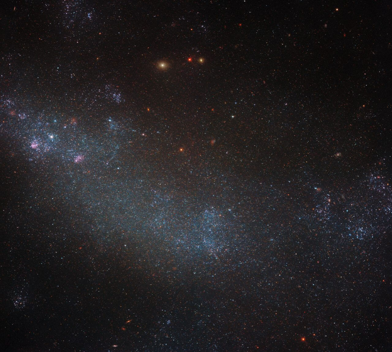 【▲ ハッブル宇宙望遠鏡の広視野カメラ3（WFC3）で撮影された不規則銀河「ESO 245-5」（Credit: ESA/Hubble & NASA, M. Messa）】