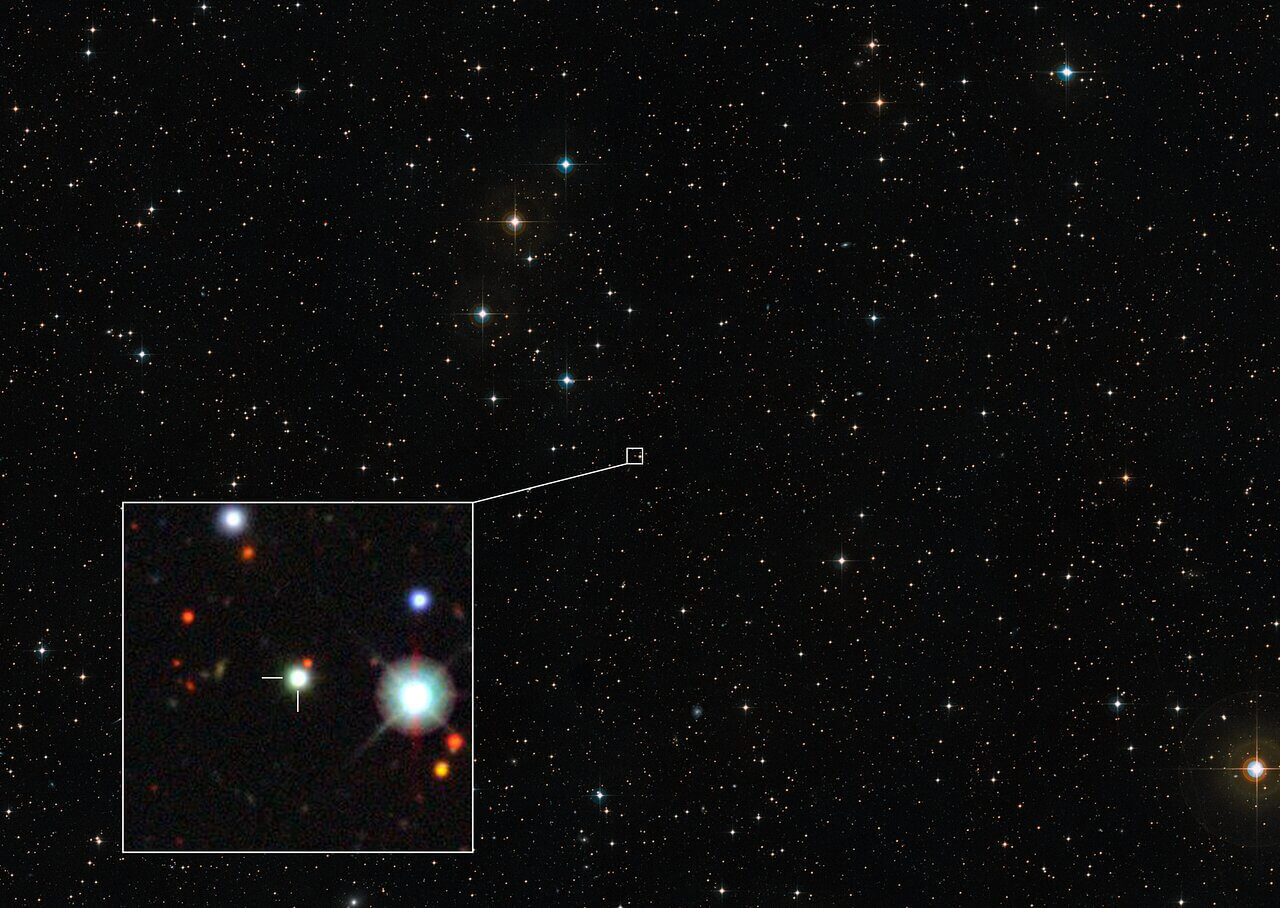【▲図2: J0529-4351の実際の天体写真 (拡大部で線が付けられた青白い天体) 。当初この天体は天の川銀河にある恒星と分類されていました。 (Image Credit: ESO, Digitized Sky Survey 2 & Dark Energy Survey) 】