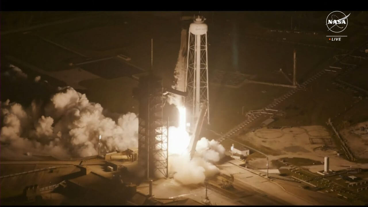 【▲ Crew-8ミッションのクルードラゴン宇宙船を搭載したファルコン9ロケットの打ち上げ。NASAのライブ配信より（Credit: NASA TV）】