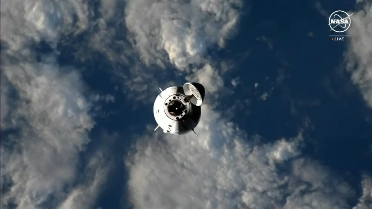 【▲ 国際宇宙ステーションに接近するCrew-8ミッションのクルードラゴン宇宙船。NASAのライブ配信より（Credit: NASA TV）】