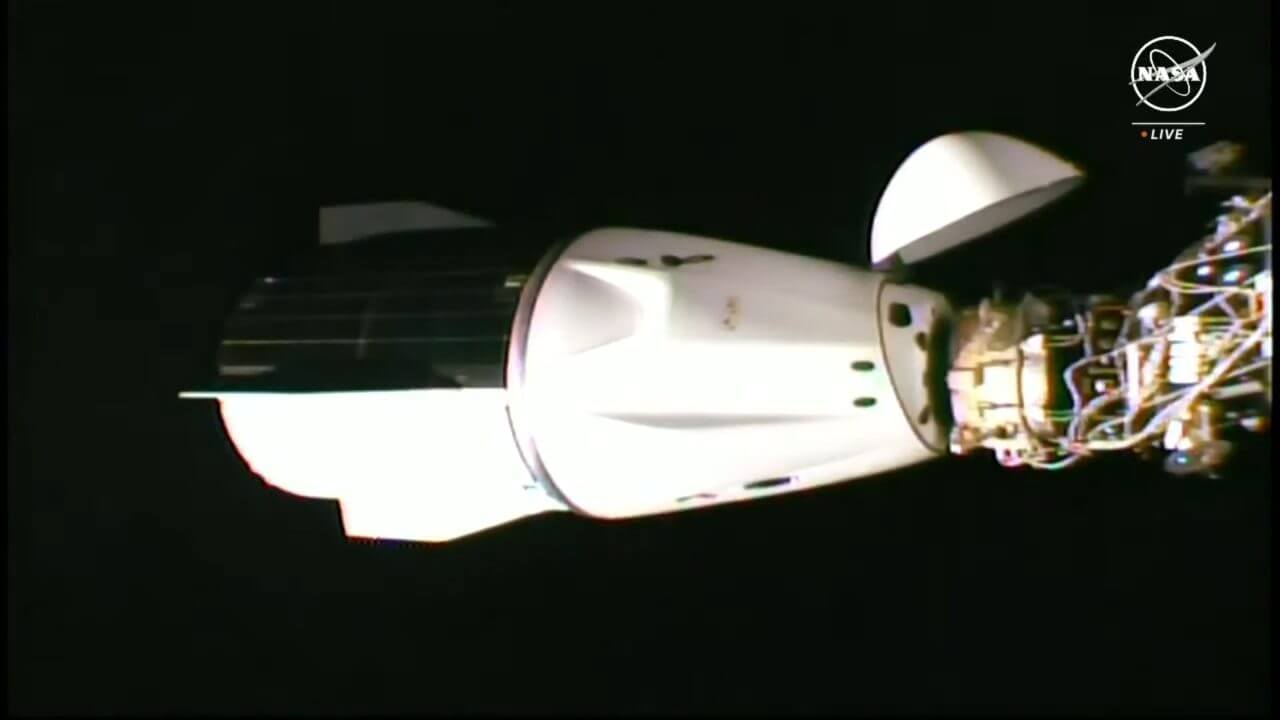 【▲ 国際宇宙ステーション（ISS）にドッキングしたCrew-8ミッションのクルードラゴン宇宙船。NASAのライブ配信より（Credit: NASA TV）】
