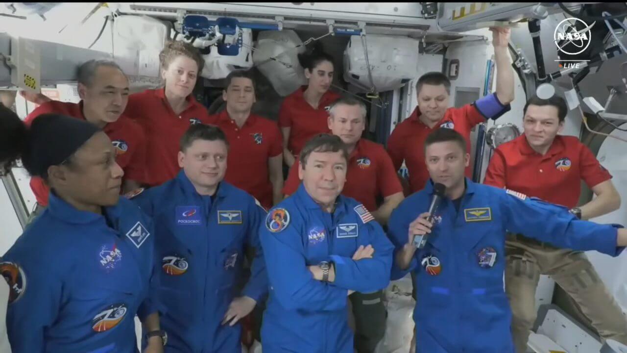 【▲ 国際宇宙ステーション（ISS）到着後のウェルカムセレモニーで集まったCrew-8の4名と長期滞在中の7名、合計11名のクルー。NASAのライブ配信より（Credit: NASA TV）】