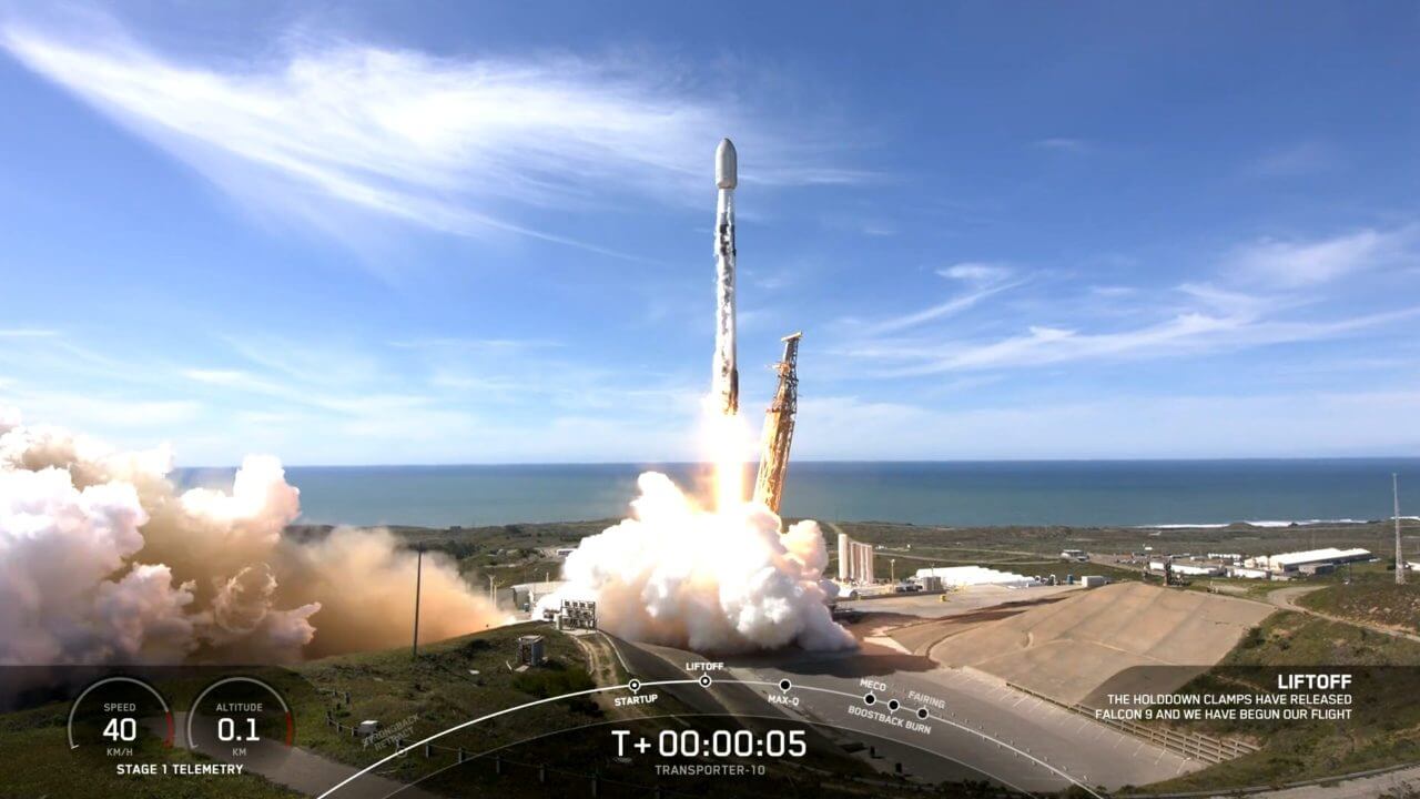 【▲ ヴァンデンバーグ宇宙軍基地から打ち上げられた「Transporter-10」のファルコン9ロケット。スペースXのライブ配信より（Credit: SpaceX）】