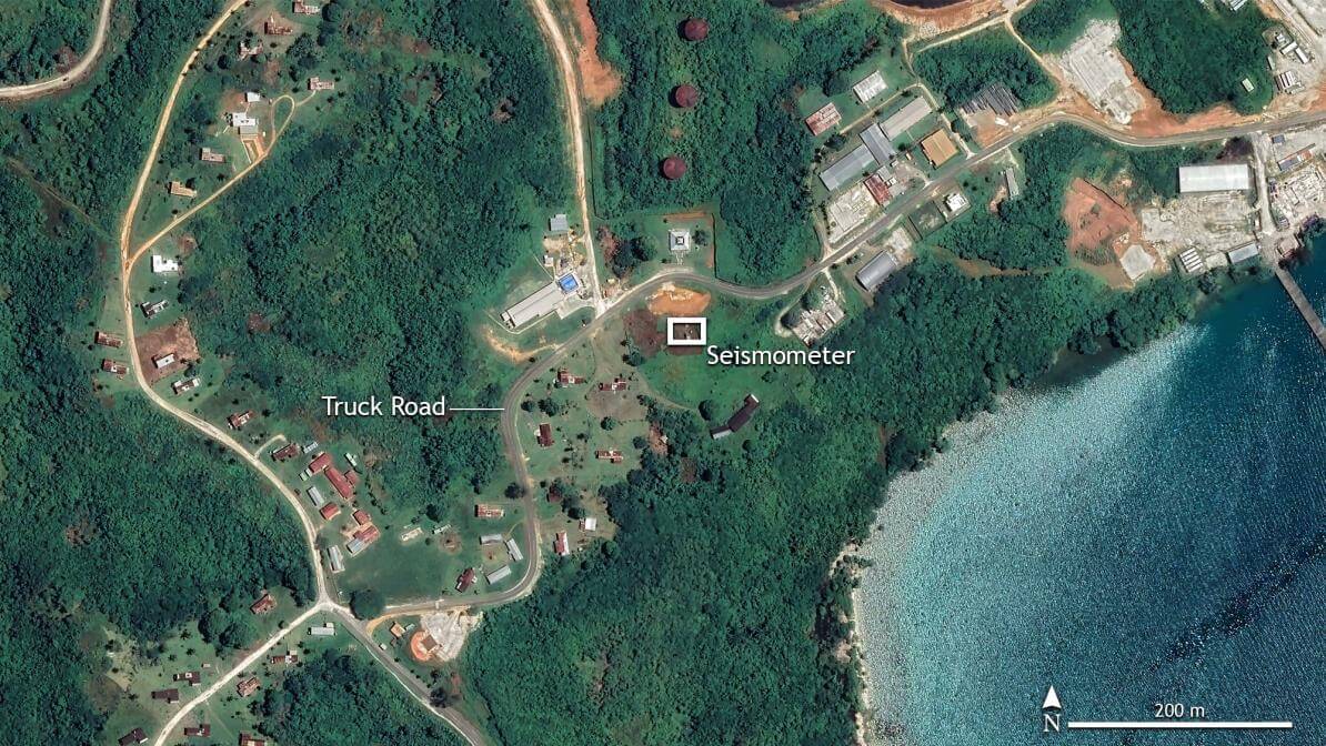 【▲図1: マヌス島に設置された地震計の位置を示す航空写真。すぐ近くにはトラックが通る道路があります。 (Image Credit: CNES & Airbus via Google)】