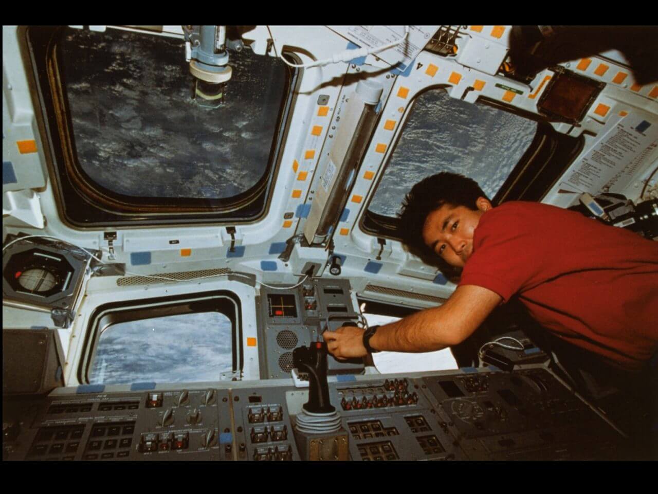 【▲ 初の宇宙飛行ミッションとなったNASAのSTS-72でスペースシャトルのロボットアームを操作する若田光一さん。1996年1月11日撮影（Credit: JAXA/NASA）】