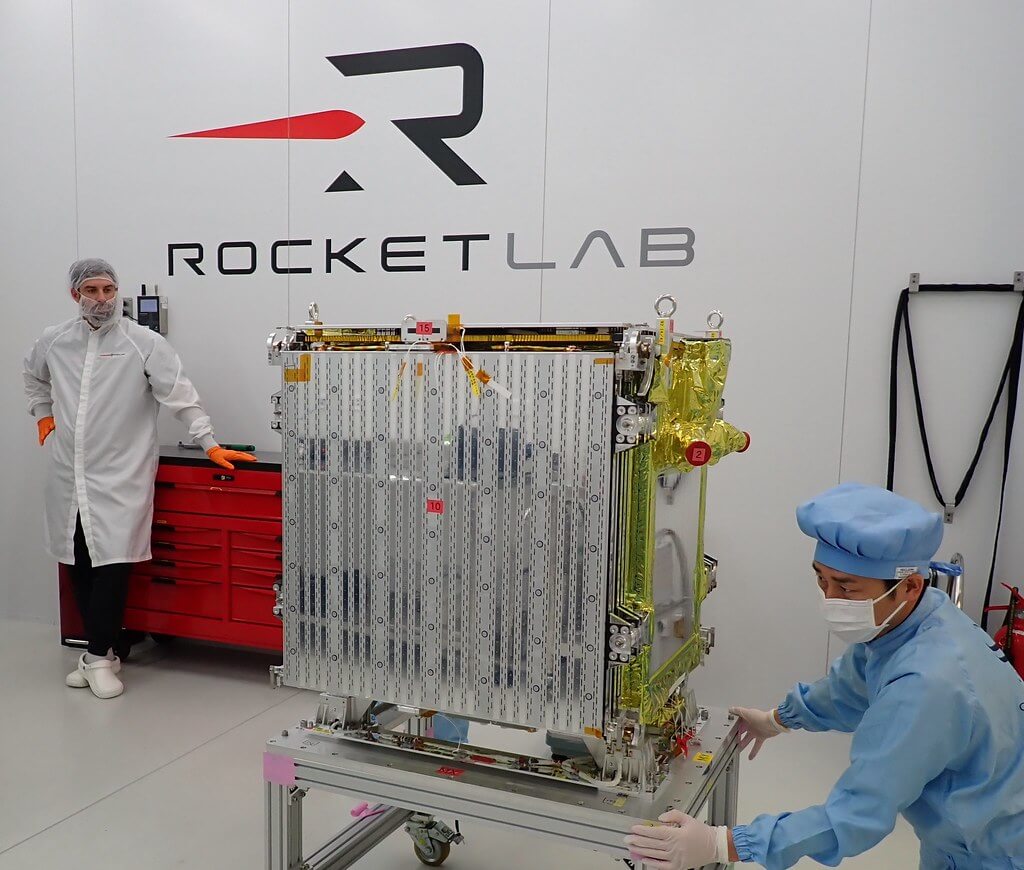 【▲ ロケットラボの発射場で打ち上げに向けて準備が進められる小型SAR衛星「StriX-3」（Credit: Rocket Lab）】