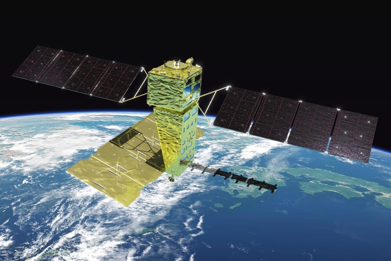 【▲ 観測を行う先進レーダ衛星「だいち4号（ALOS-4）」のCGイメージ。機体下部（地球側）の左側に展開されているのがLバンド合成開口レーダー（SAR）「PALSAR-3」、右側に展開されているのが船舶自動識別信号受信器「SPAISE3」のアンテナ（Credit: JAXA）】