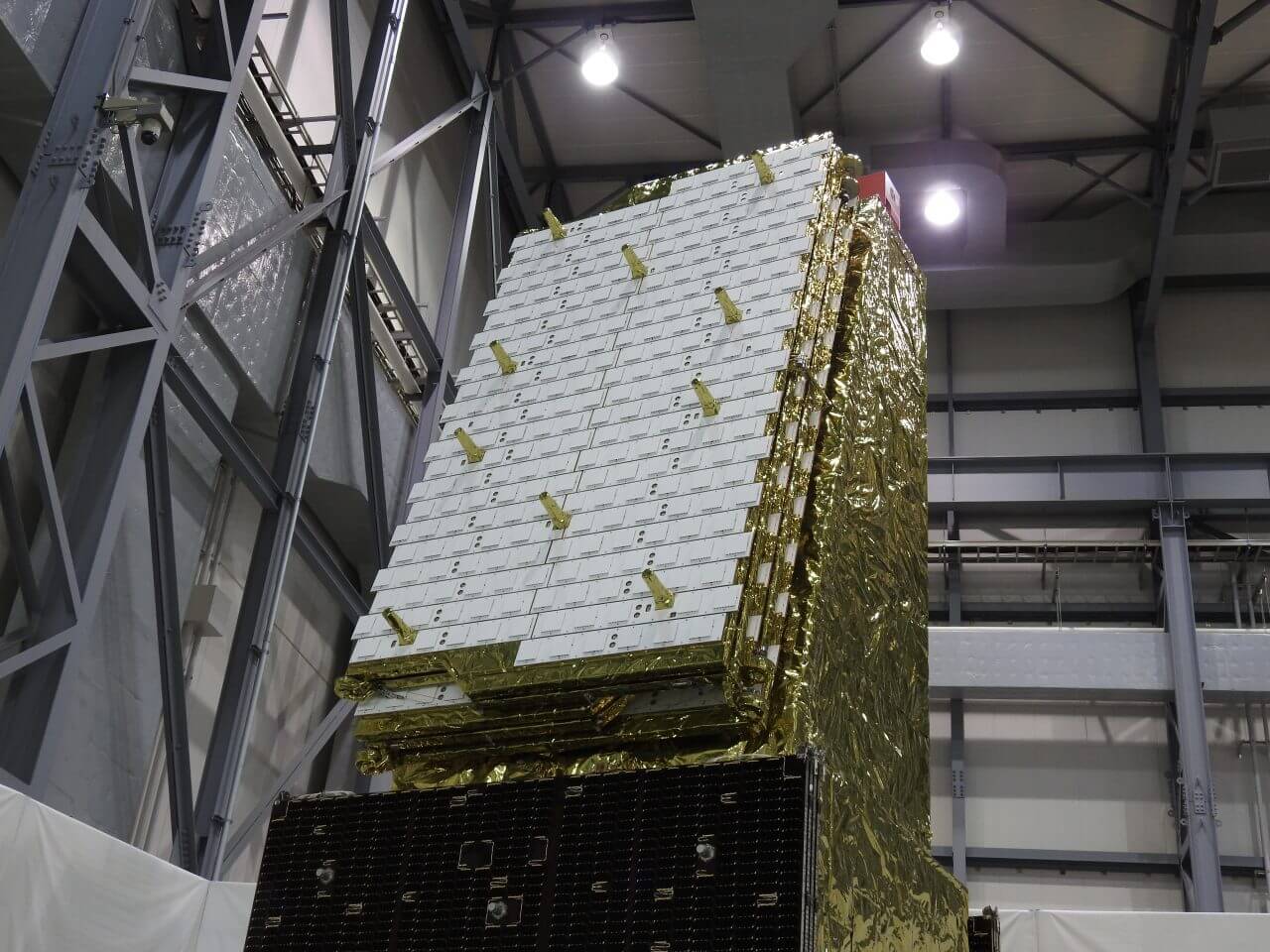 【▲ 先進レーダ衛星「だいち4号（ALOS-4）」に搭載されたLバンド合成開口レーダー（SAR）「PALSAR-3」。白いタイル状の部品を並べたようなものが折りたたまれた状態のPALSAR-3で、打ち上げ後に軌道上で展開される。2024年3月11日撮影（Credit: sorae編集部）】