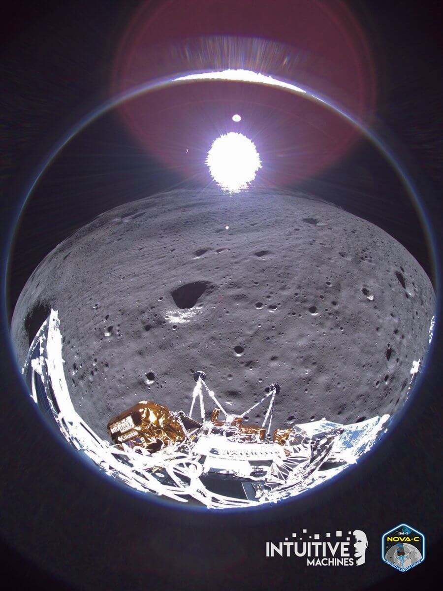 【▲ インテュイティブ・マシーンズの月着陸船「Nova-C」に搭載されているカメラで米国の現地時間2024年2月22日に撮影された画像。月の地平線の上で輝く太陽の左隣には三日月状の地球が写っている（Credit: Intuitive Machines）】