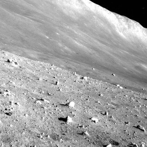 【▲ 参考画像：2回目の越夜成功後にSLIMの航法カメラで撮影された月面の様子（非圧縮データ）。3回目の越夜成功後に撮影・公開された画像と比べて全体的に暗く、岩から伸びた影も長いことがわかる。JAXAがXのSLIM公式アカウントを通して2024年3月29日に公開（Credit: JAXA）】