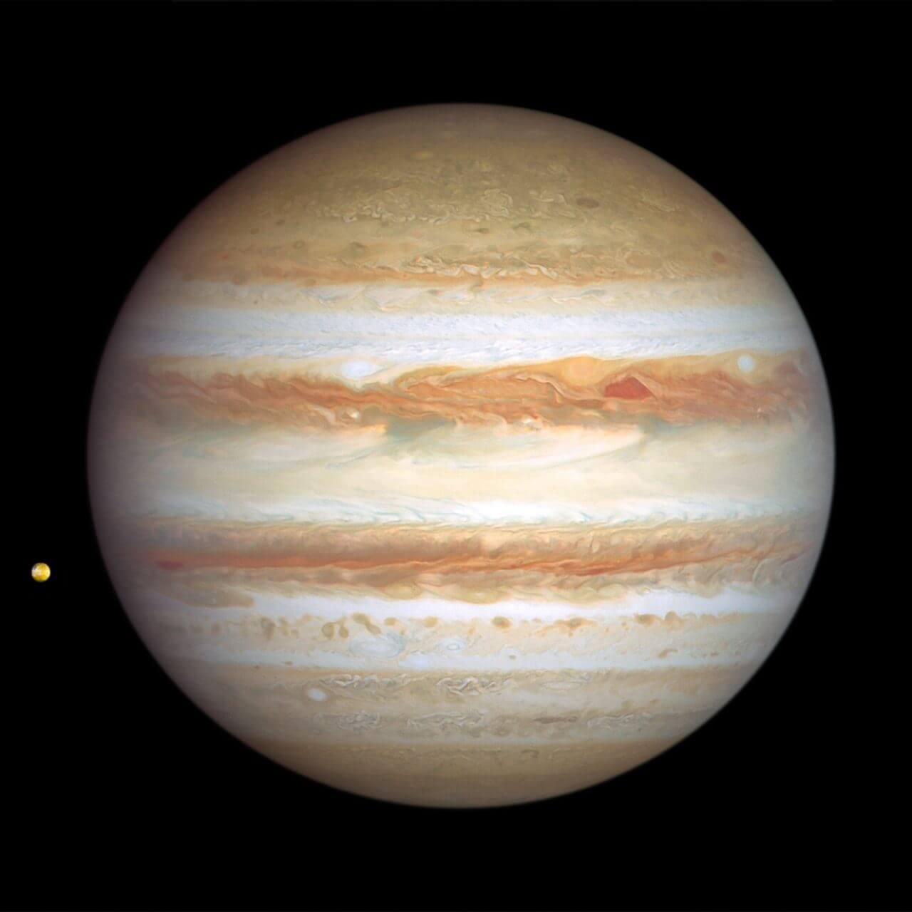 【▲ ハッブル宇宙望遠鏡（HST）の広視野カメラ3（WFC3）で2024年1月6日に撮影された木星とイオ（Credit: NASA, ESA, J. DePasquale (STScI), A. Simon (NASA-GSFC)）】