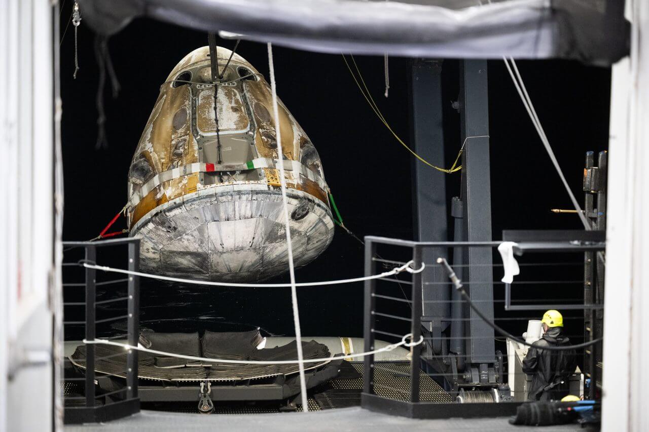 【▲ 着水後、スペースXの回収船「メーガン」に引き上げられるクルードラゴン宇宙船「エンデュランス」（Credit: NASA/Joel Kowsky）】