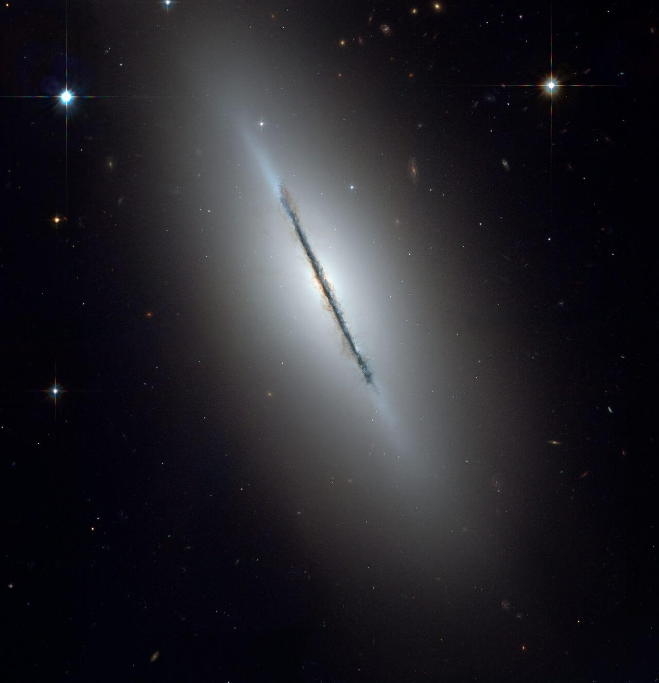 【▲ ハッブル宇宙望遠鏡の掃天観測用高性能カメラ（ACS）で撮影された銀河「NGC 5866」（Credit: NASA, ESA, and The Hubble Heritage Team (STScI/AURA)）】