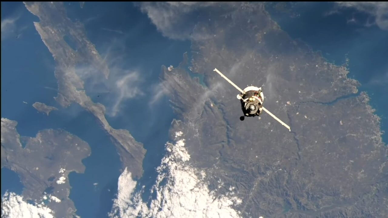 【▲ 国際宇宙ステーション（ISS）に接近するソユーズMS-25（Credit: NASA TV）】
