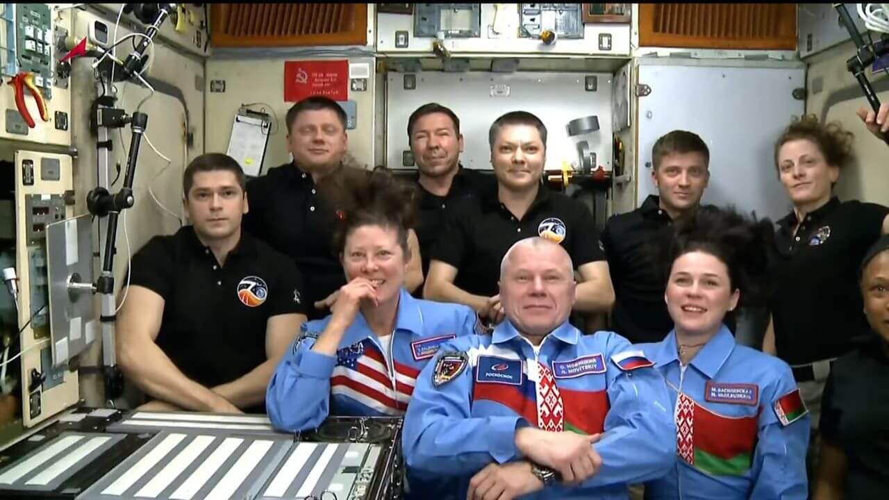 【▲ 国際宇宙ステーション（ISS）に長期滞在中のクルーと合流したソユーズMS-25のクルー（手前）（Credit: NASA TV）】