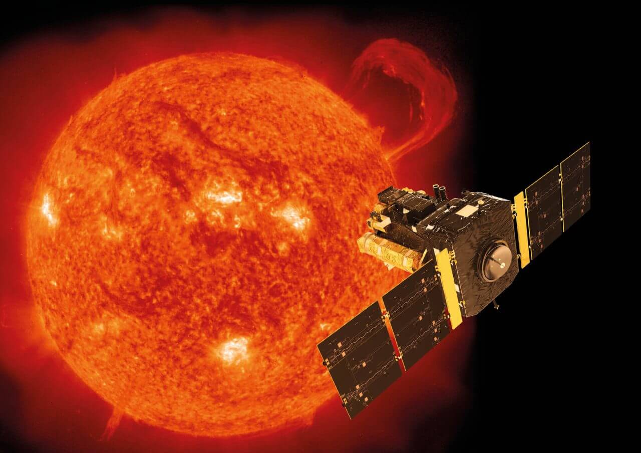【▲ 図1: 太陽観測機「SOHO」のイメージ図。SOHOは太陽観測機として設計・運用されましたが、図らずも “彗星観測機” としても有用なことが判明しました。 (Credit: NASA) 】