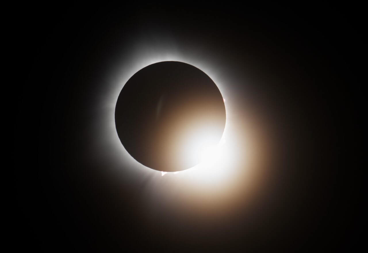 【▲ 米国インディアナ州インディアナポリスで現地時間2024年4月8日に撮影された皆既日食の様子。いわゆるダイヤモンドリングの瞬間が捉えられている（Credit: NASA/Joel Kowsky）】