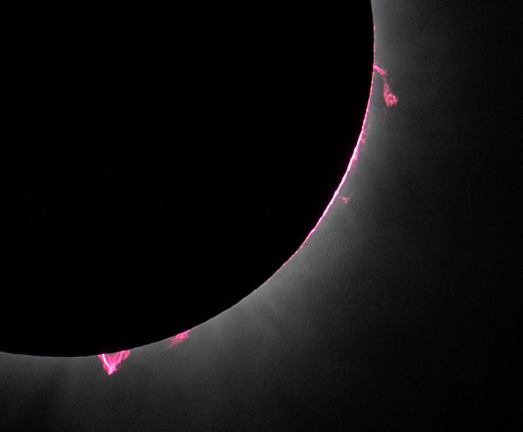 【▲ 米国テキサス州ダラスで現地時間2024年4月8日に撮影された皆既日食の様子。太陽のプロミネンスが写っている（Credit: NASA/Keegan Barber）】
