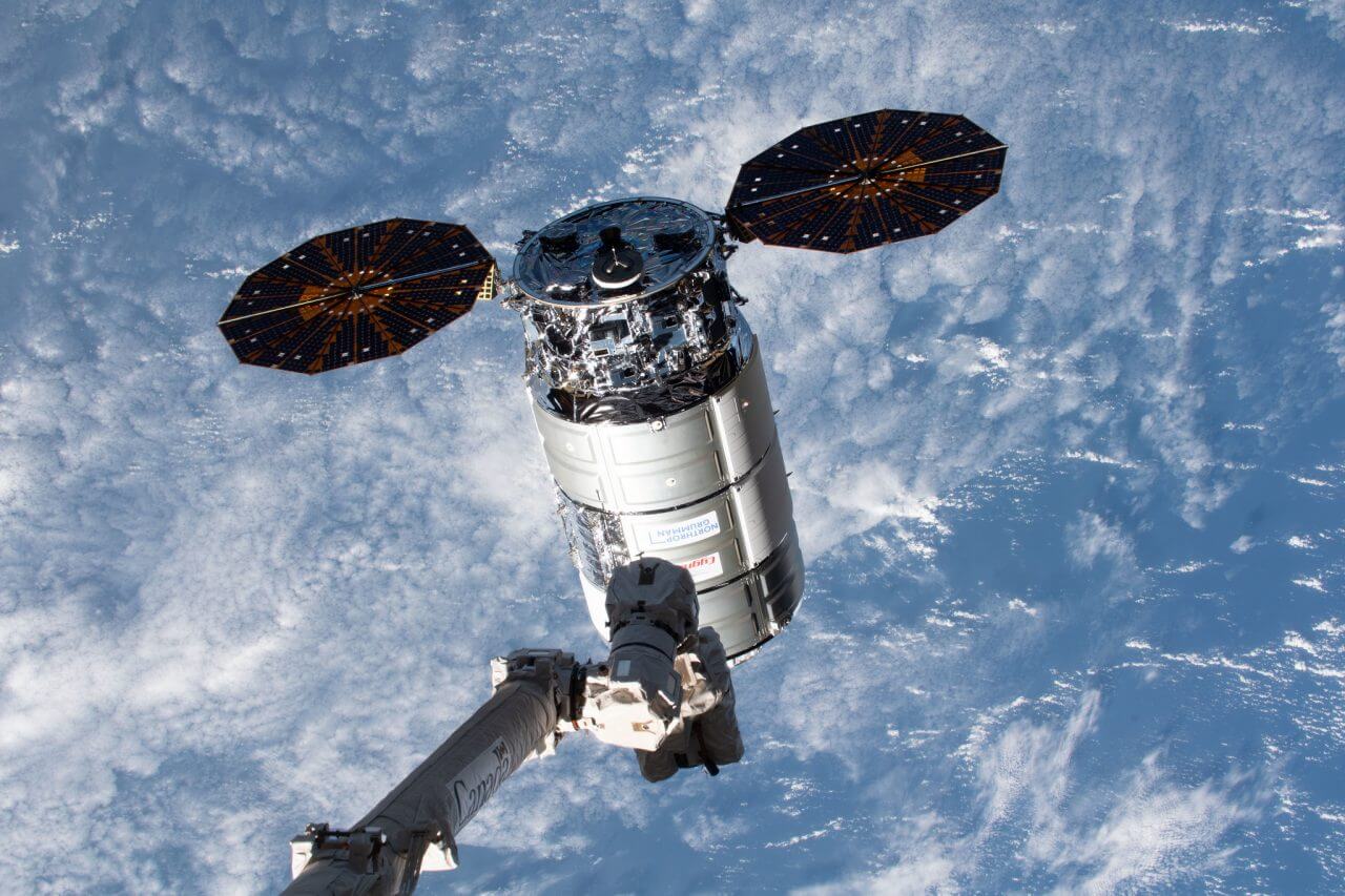【▲ 国際宇宙ステーション（ISS）に接近するシグナス補給船運用20号機（Credit: NASA）】