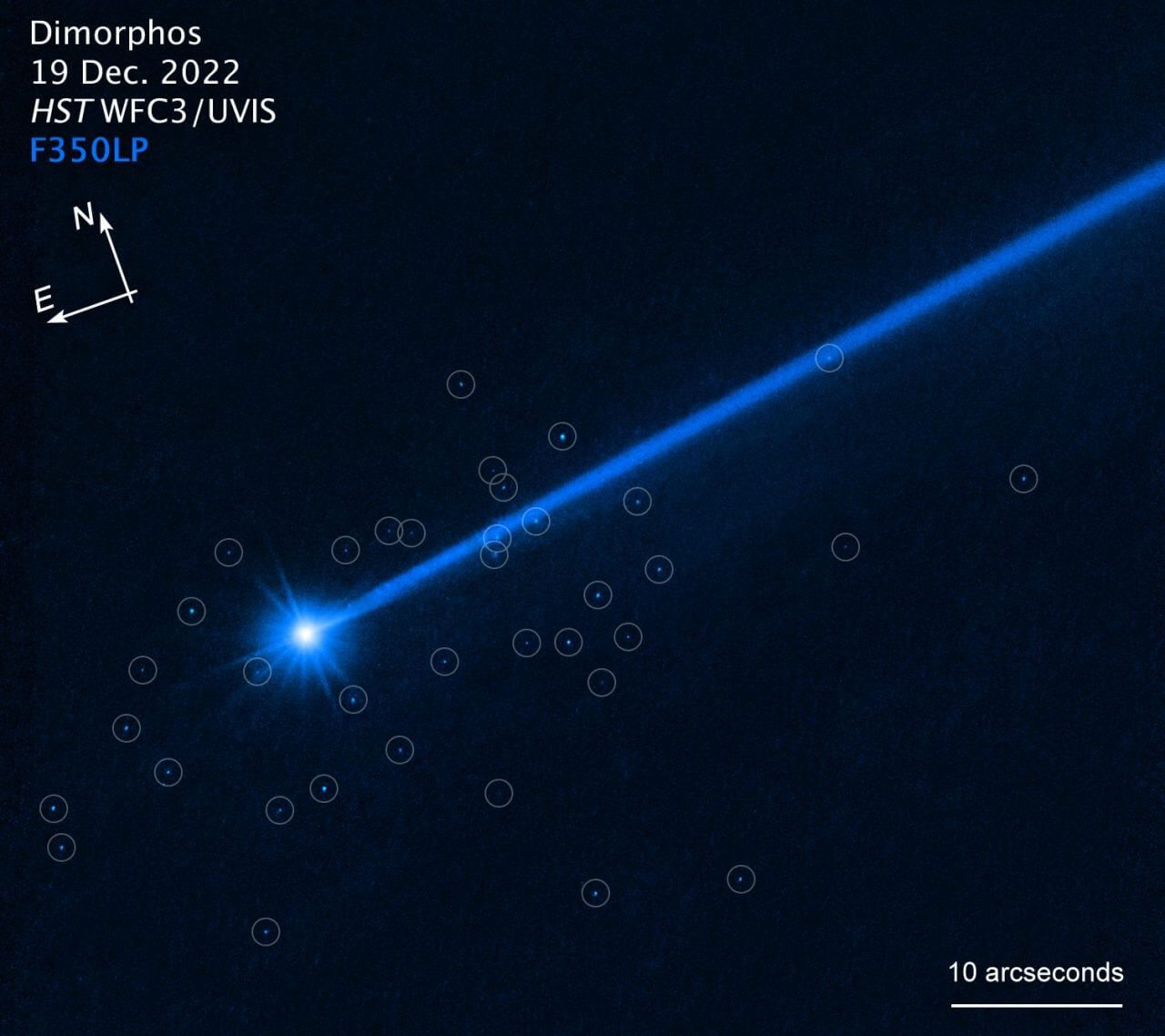 【▲ 図1: ハッブル宇宙望遠鏡によって撮影された、ディモルフォスから飛び出した37個の岩（丸囲み中の光点）。直径は1～7mと推定されています。（Credit: NASA, ESA, David Jewitt（UCLA） & Alyssa Pagan（STScI））】