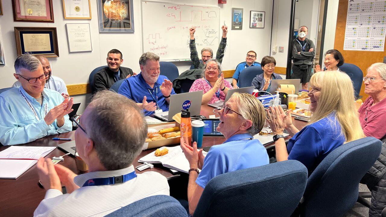 【▲ 図4: ボイジャー1号の復旧を祝し、担当チームのメンバーが祝賀会を催している様子。（Credit: NASA/JPL-Caltech）】