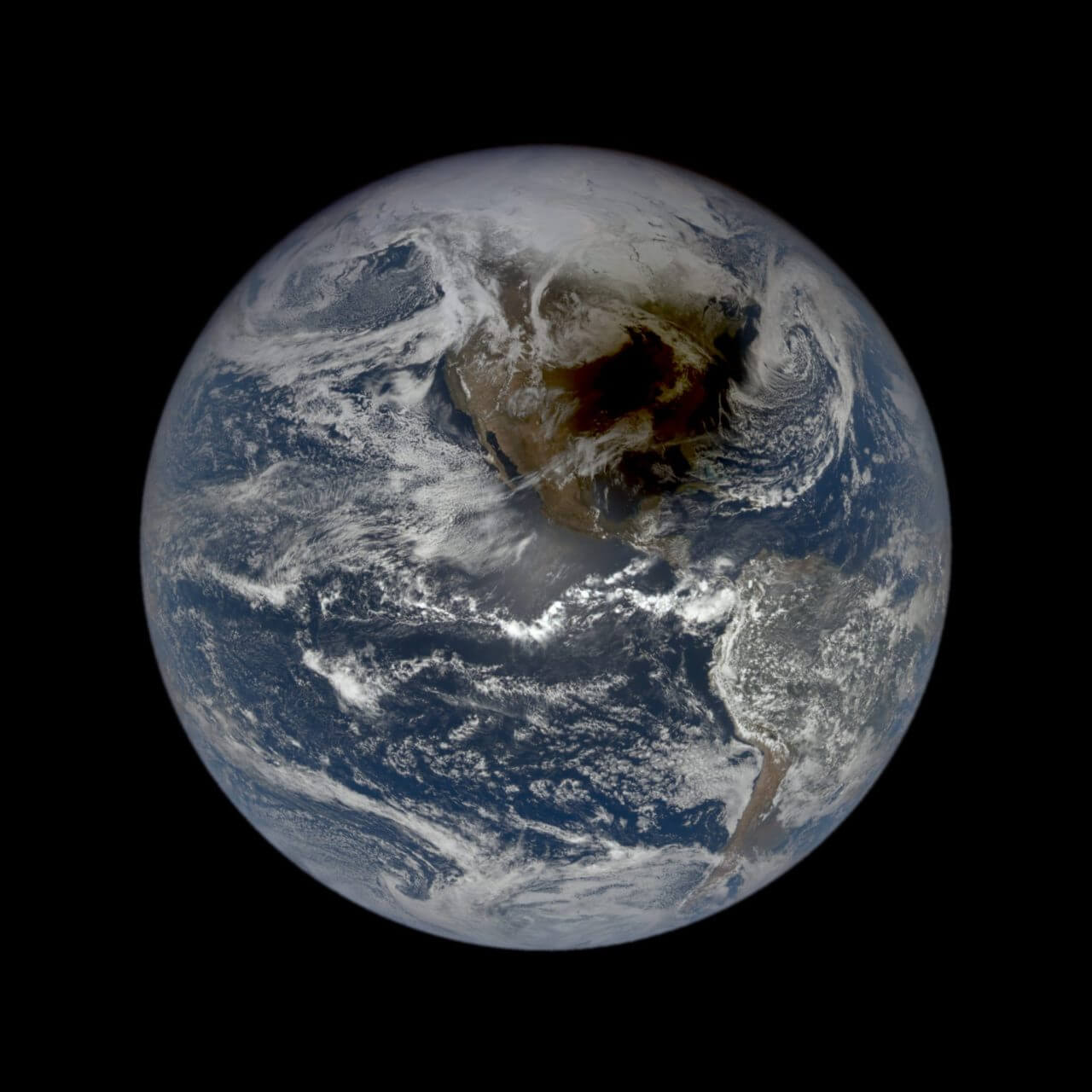 【▲ アメリカ航空宇宙局（NASA）の宇宙天気観測衛星「DSCOVR（ディスカバー）」の光学観測装置「EPIC」で撮影された地球に落ちた月の影。日本時間2024年4月9日4時2分撮影（Credit: NASA EPIC Team）】