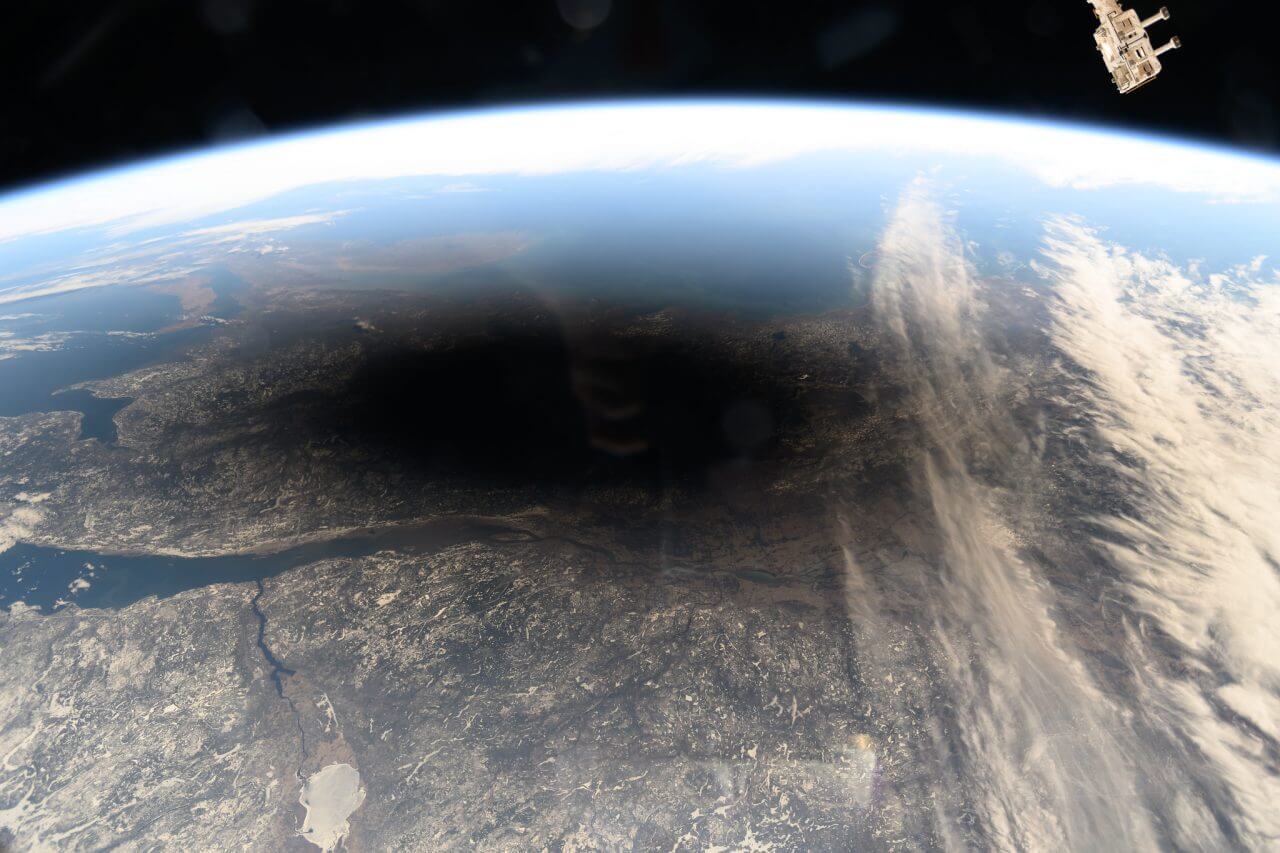 【▲ 国際宇宙ステーション（ISS）で撮影された地球に落ちた月の影。日本時間2024年4月9日4時32分撮影（Credit: NASA）】