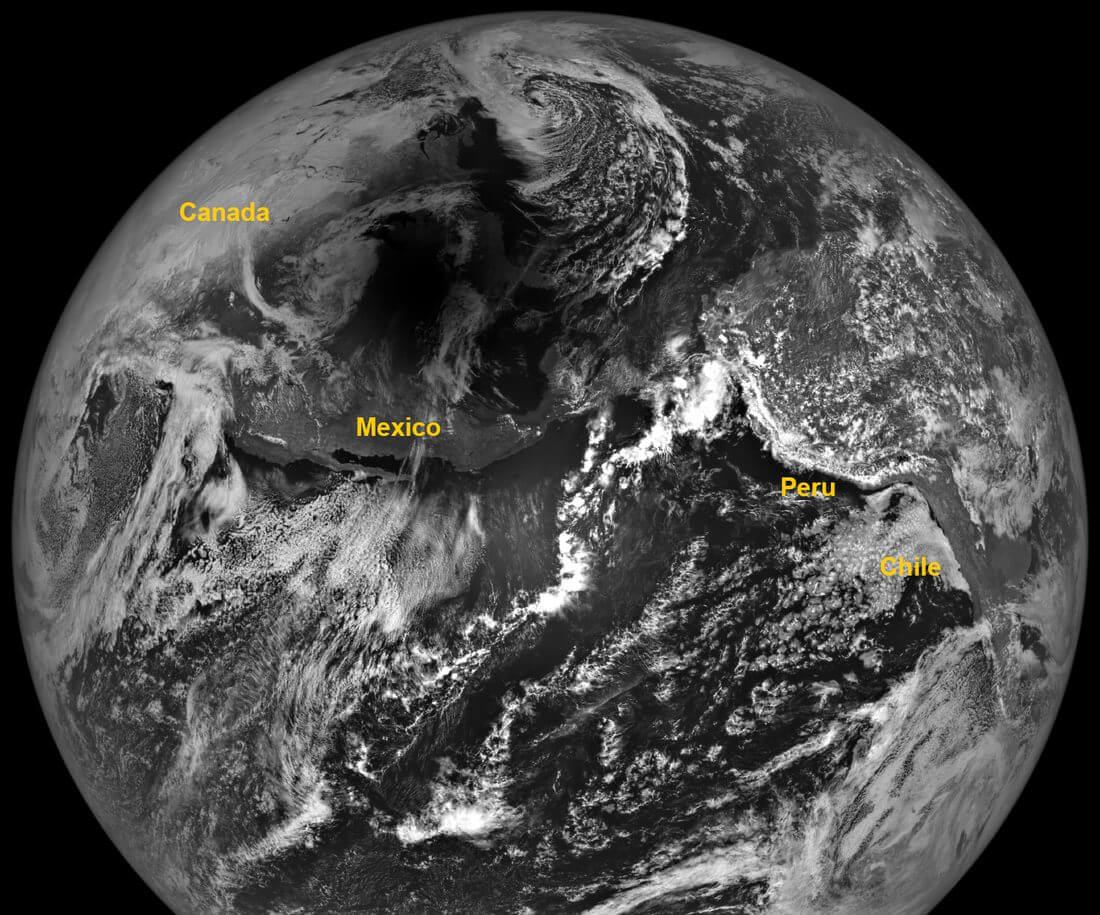 【▲ アメリカ航空宇宙局（NASA）の月周回衛星「LRO（ルナー・リコネサンス・オービター）」の光学観測装置「LROC」で撮影された地球に落ちた月の影。日本時間2024年4月9日3時59分撮影（Credit: NASA/GSFC/Arizona State University）】