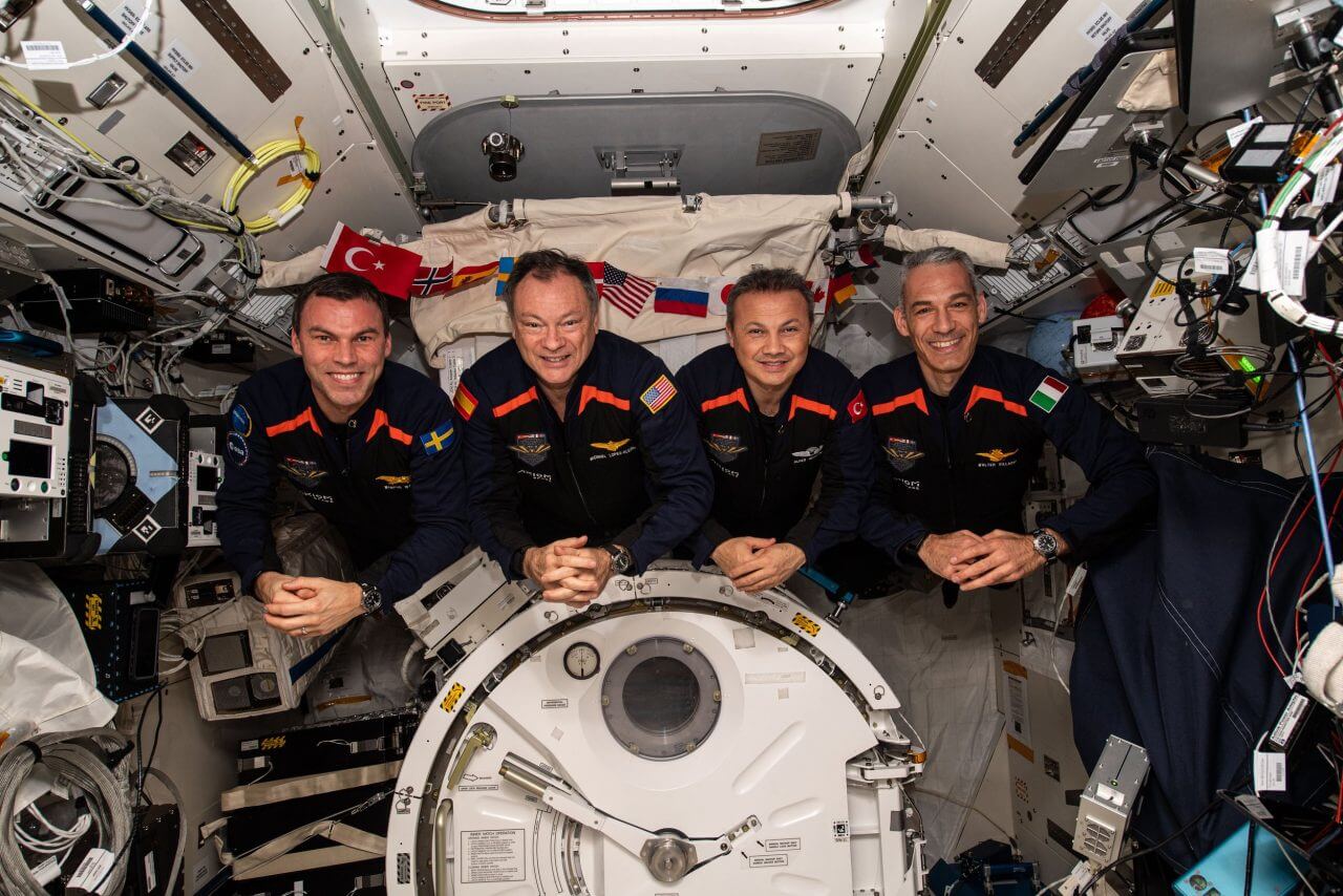【▲ 国際宇宙ステーション（ISS）で記念撮影するアクシオム・スペースの宇宙飛行ミッション「Ax-3」のクルー（Credit: Axiom Space）】