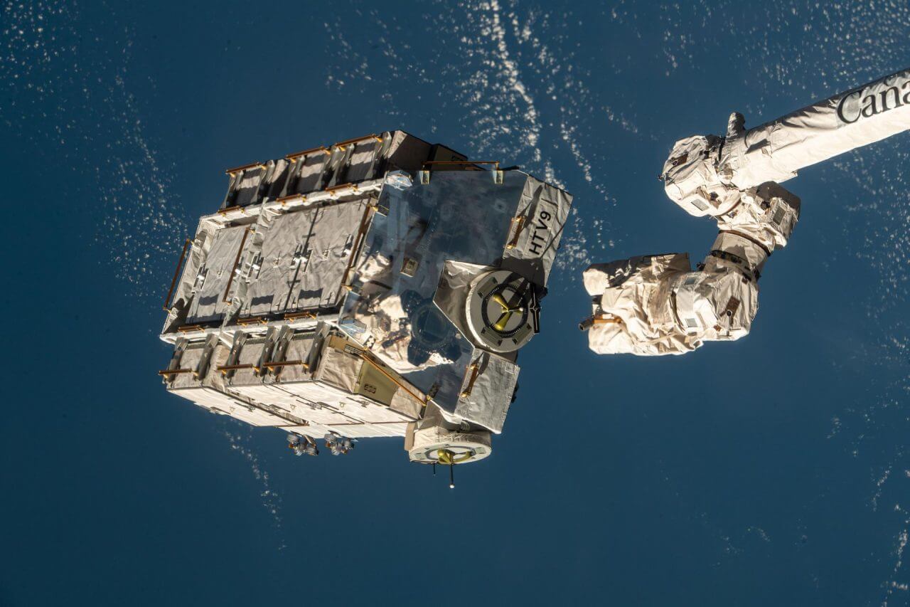 【▲ 不要になったニッケル水素バッテリー9個を取り付けた状態でISSから放出された、宇宙ステーション補給機「こうのとり（HTV）」9号機の曝露パレット。2021年3月11日撮影（Credit: NASA）】