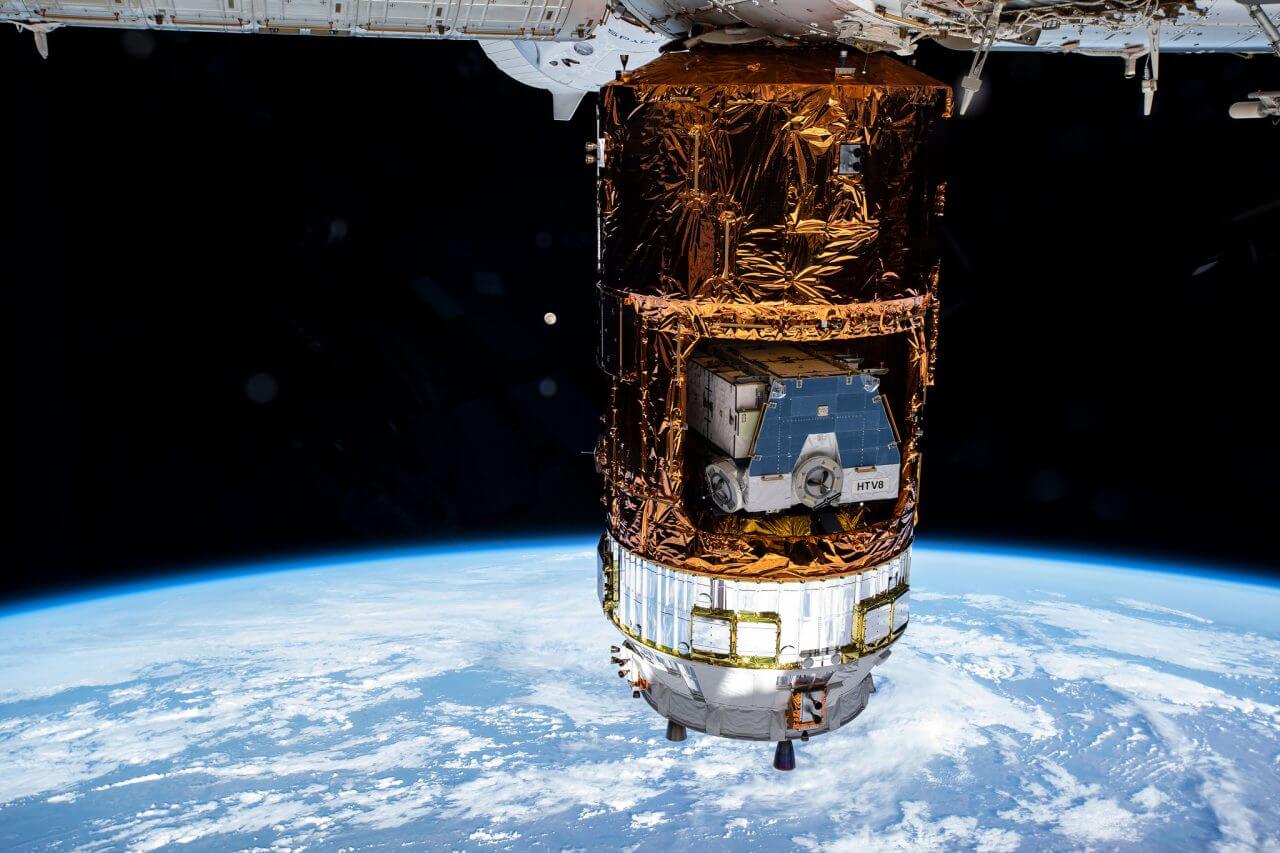 【▲ 国際宇宙ステーション（ISS）に係留中の宇宙ステーション補給機「こうのとり」9号機。補給キャリア非与圧部には「こうのとり」8号機の曝露パレットが搭載されている。2020年6月撮影（Credit: NASA）】