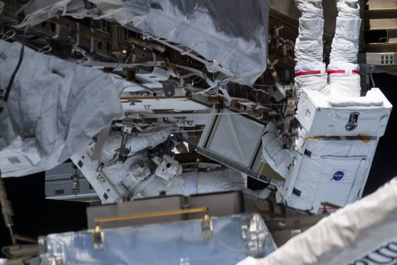 【▲ 国際宇宙ステーション（ISS）で使用されてきたニッケル水素バッテリーを宇宙ステーション補給機「こうのとり」で運ばれたリチウムイオンバッテリーと交換する作業を行う宇宙飛行士たち。2019年10月撮影（Credit: NASA）】