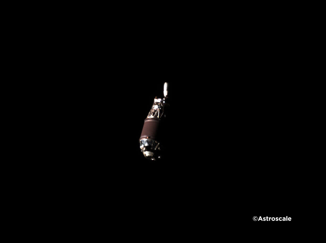 【▲ アストロスケールの商業デブリ除去実証衛星「ADRAS-J」で撮影した大型デブリ（H-IIAロケット15号機の上段）（Credit: アストロスケール）】