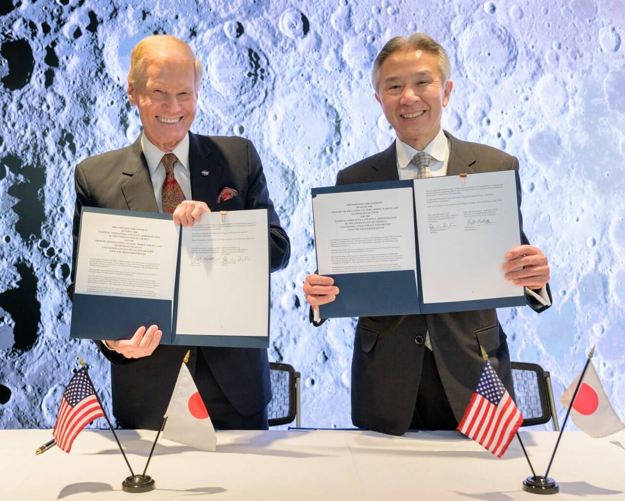 【▲ アルテミス計画における「与圧ローバによる月面探査の実施取決め」に署名したアメリカ航空宇宙局（NASA）のビル・ネルソン長官（左）と文部科学省の盛山正仁文部科学大臣（右）。NASA本部にてアメリカの現地時間2024年4月9日撮影（Credit: NASA/Bill Ingalls）】