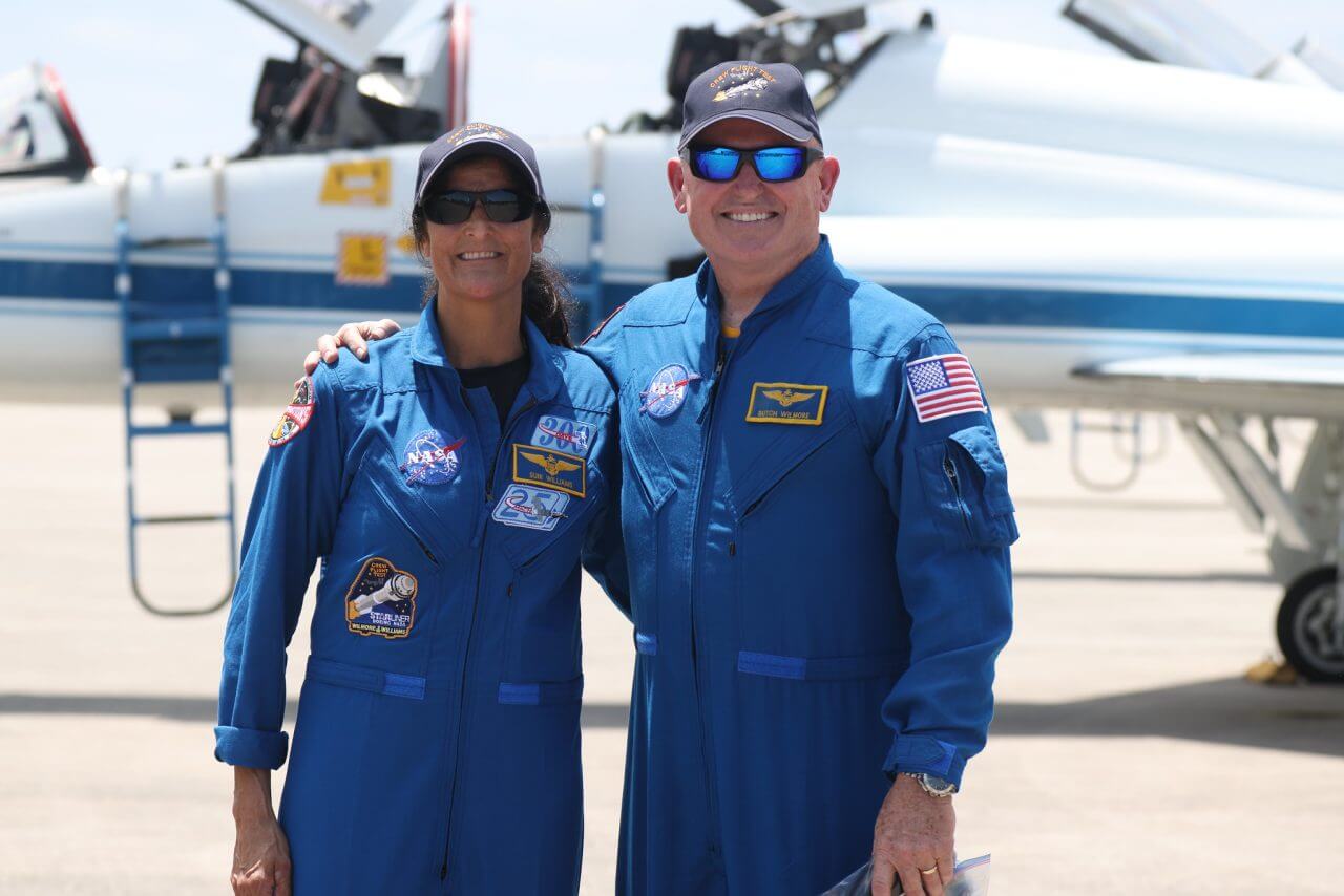 【▲ ケネディ宇宙センターに到着したアメリカ航空宇宙局（NASA）のバリー・ウィルモア宇宙飛行士（右）とスニータ・ウィリアムズ宇宙飛行士（左）。アメリカの現地時間2024年4月25日撮影（Credit: NASA/Frank Michaux）】