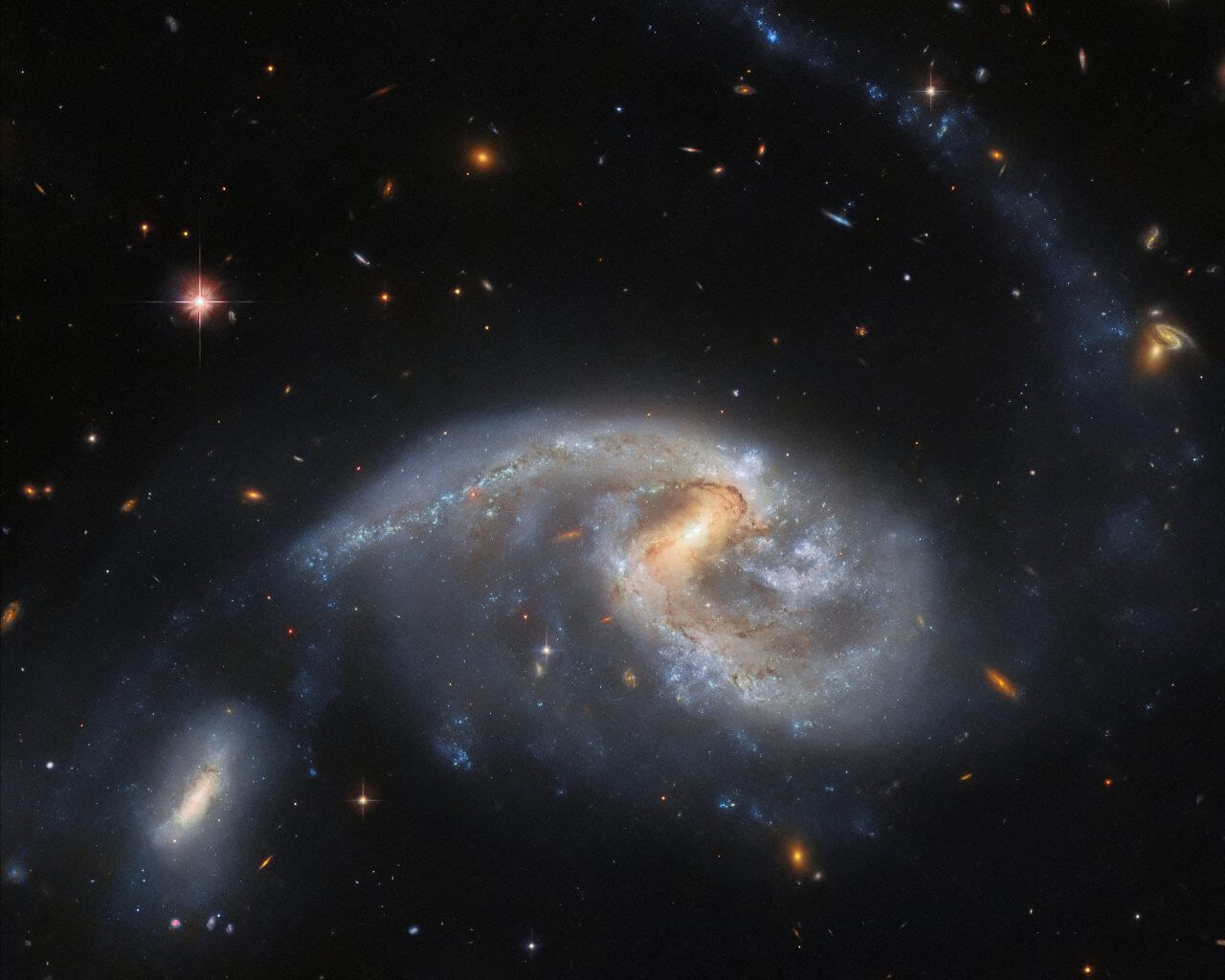 【▲ 相互作用銀河「Arp 72」。銀河の名前は中央が「NGC 5996」、左下が「NGC 5994」（Credit: ESA/Hubble & NASA, L. Galbany, J. Dalcanton, Dark Energy Survey/DOE/FNAL/DECam/CTIO/NOIRLab/NSF/AURA）】