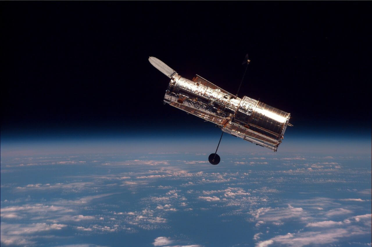 【▲ 1997年2月、スペースシャトル「ディスカバリー」による2回目のサービスミッションを終えて放出されたハッブル宇宙望遠鏡（Credit: NASA）】