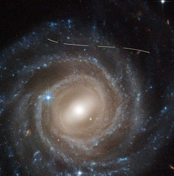 棒渦巻銀河の画像に映り込んだ軌跡【今日の宇宙画像】