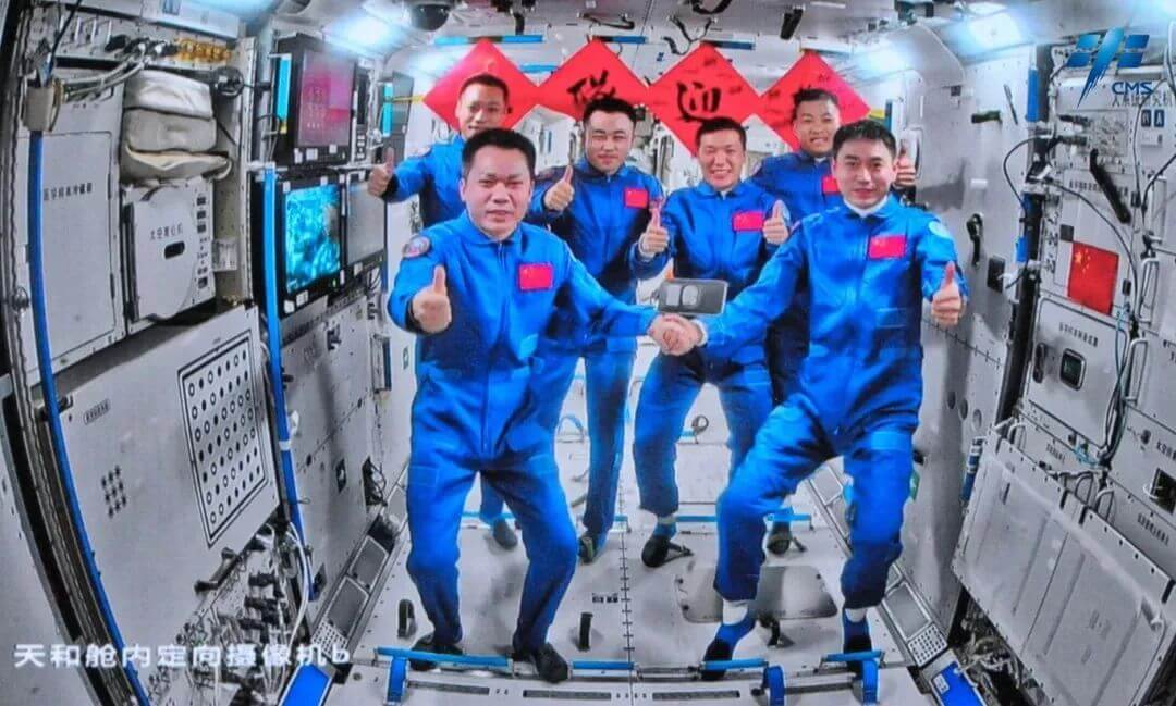 【▲ 中国宇宙ステーション（CSS）「天宮」のコアモジュール「天和」で撮影された神舟17号と18号のクルーによる集合写真（Credit: CASC）】