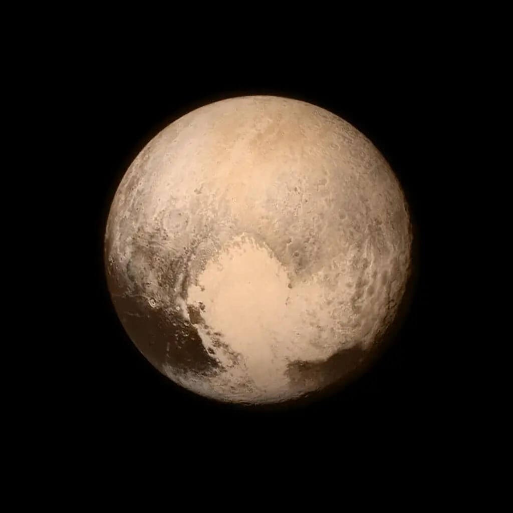 【▲ 図2: 冥王星のハート型地形は「トンボー地域」と呼ばれています。東西で地形が異なり、西側の地域は「スプートニク平原」と呼ばれています。（Credit: NASA, Johns Hopkins University Applied Physics Laboratory & Southwest Research Institute Image Addition）】