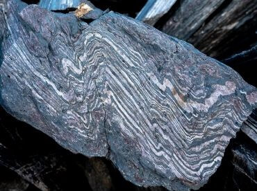【▲ 図2: グリーンランドのイスア地域で産出する37億年前の岩石の一例。（Credit: Claire Nichols）】