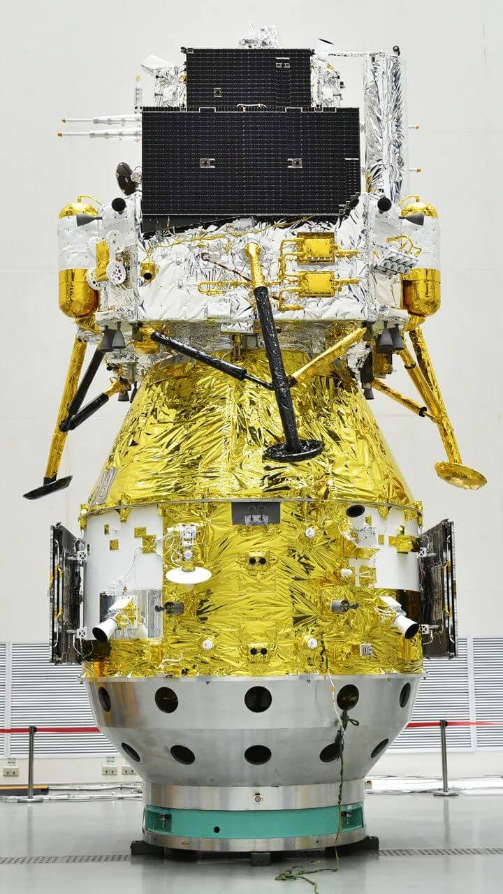 【▲ 打ち上げ準備中の月探査機「嫦娥6号」。着陸機の側面に取り付けられた小型探査車らしき装置が写っている（Credit: CASC/CAST）】