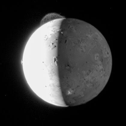 【▲ 図2: 冥王星探査機ニュー・ホライズンズによって撮影された、イオの3つの火山が同時に噴火しているのを捉えた写真。（Credit: NASA, Johns Hopkins University Applied Physics Laboratory & Southwest Research Institute）】